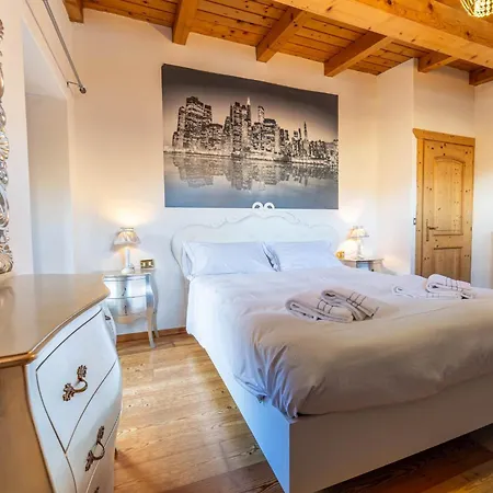 Altera アパート ロッカ・ピエートレ